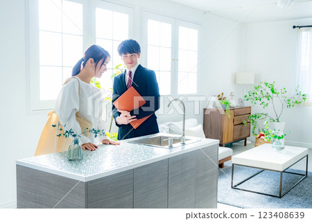 年輕女子看房 123408639