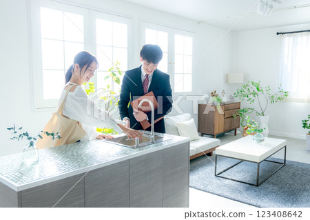 年輕女子看房 123408642