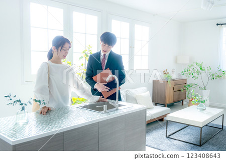 年輕女子看房 123408643