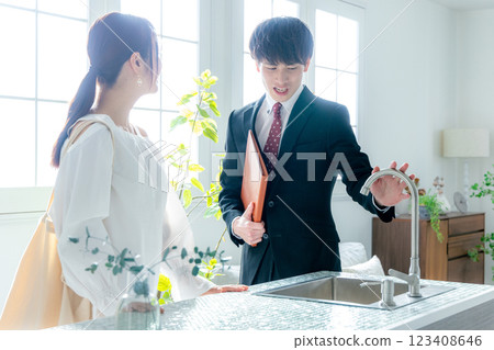 年輕女子看房 123408646