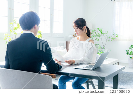 女性男性顧問客廳保險財務銷售 123408650