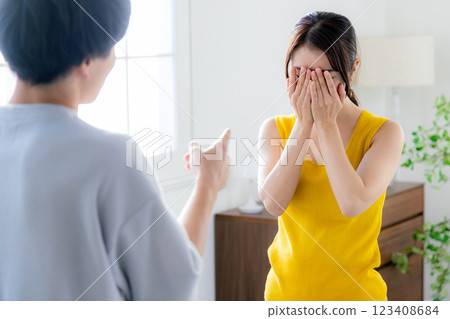 Men and women fighting 123408684