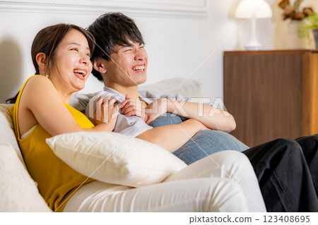 晚上看電視的情侶 123408695