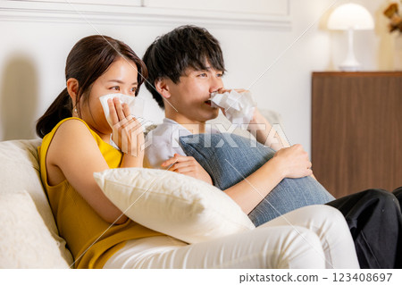 一個男人和一個女人一邊看電視一邊哭 一個男人和一個女人一邊看電視一邊哭 123408697