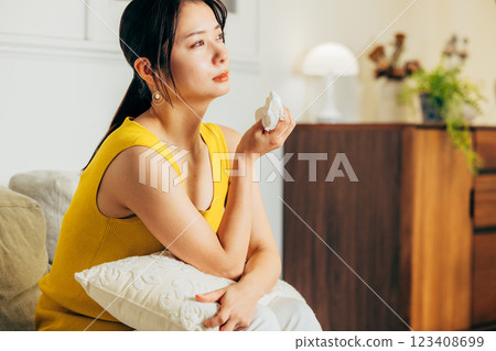 晚上看電視的年輕女子 123408699