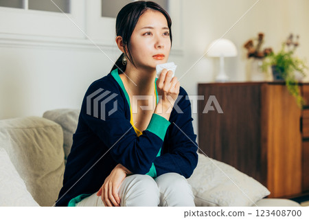 晚上看電視的年輕女子 123408700