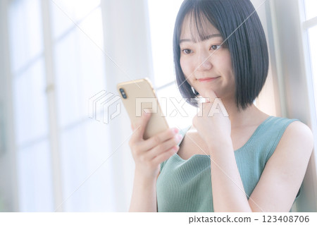 Lifestyle image of young women: Smartphone 123408706