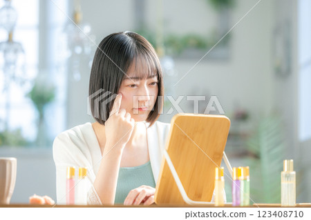 Young woman suffering from skin problems 123408710