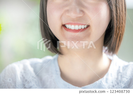 Women who do dental care 123408730