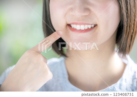 做牙科護理的女性 123408731