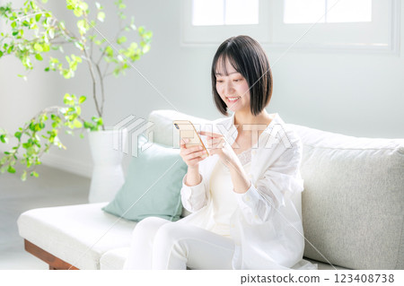 觀看智能手機的婦女 123408738