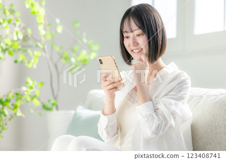 觀看智能手機的婦女 123408741