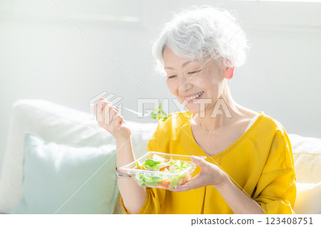 吃沙拉的資深婦女 123408751