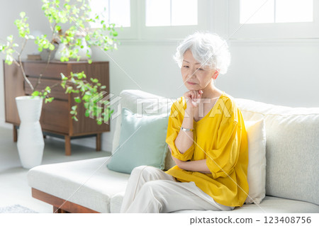 女性老人陰性 123408756