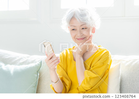看智慧型手機的資深婦女 123408764