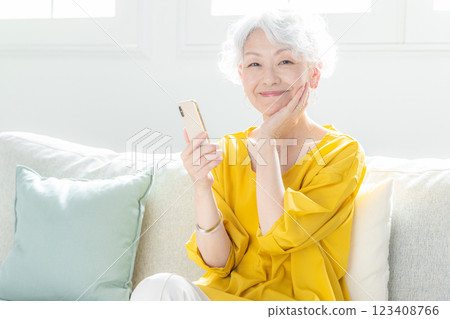 看智慧型手機的資深婦女 123408766