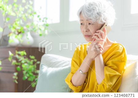 資深婦女在電話裡焦急地交談 123408771