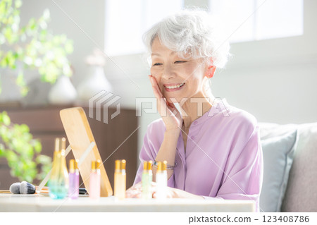 Senior woman putting on makeup 123408786