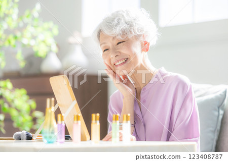 化妝的高級婦女 123408787