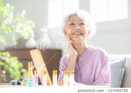化妝的高級婦女 123408788