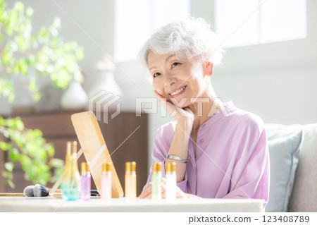 化妝的高級婦女 123408789