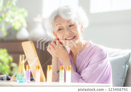 化妝的高級婦女 123408791