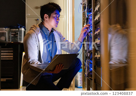 伺服器機房男工程師 123408837