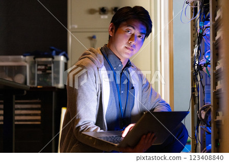 伺服器機房男工程師 123408840