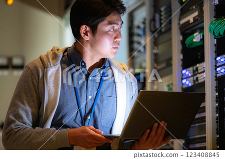 伺服器機房男工程師 伺服器機房男工程師 123408845