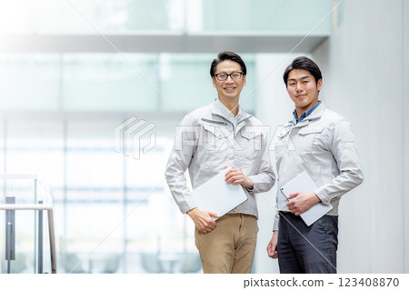 在辦公樓工作的工人 123408870
