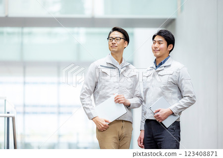 在辦公樓工作的工人 123408871