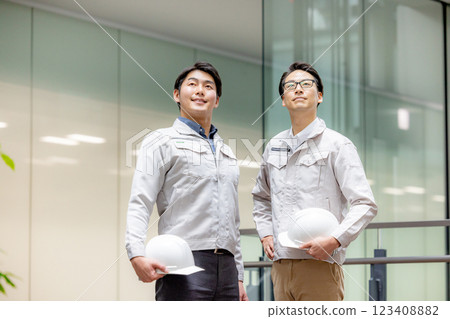 在辦公樓工作的工人 在辦公樓工作的工人 123408882