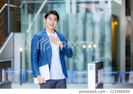 有膝上型計算機的一個人 有膝上型計算機的一個人 123408899