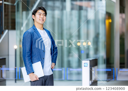 有膝上型計算機的一個人 有膝上型計算機的一個人 123408900