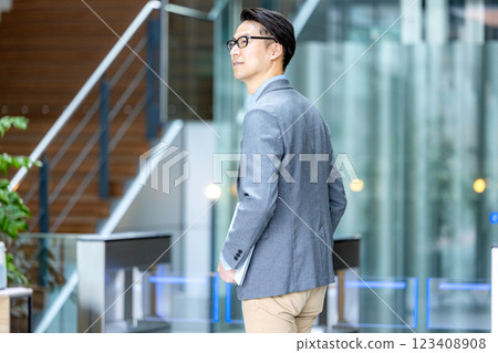 A man with a laptop 123408908