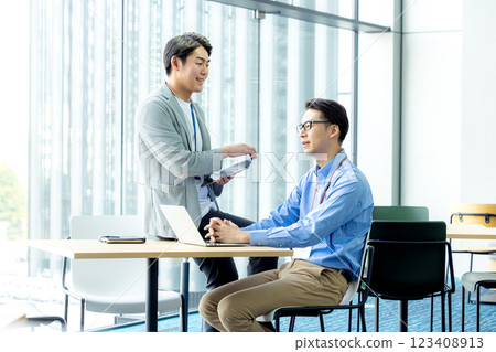 Men working in the office 123408913