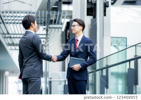 握手的商人 123408955