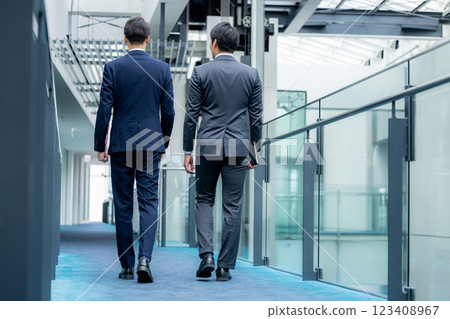 Businessman walking in the office corridor 123408967