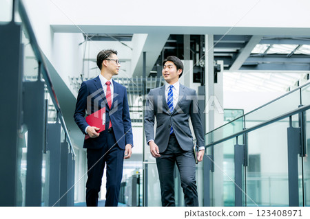 走在辦公室走廊的商人 123408971