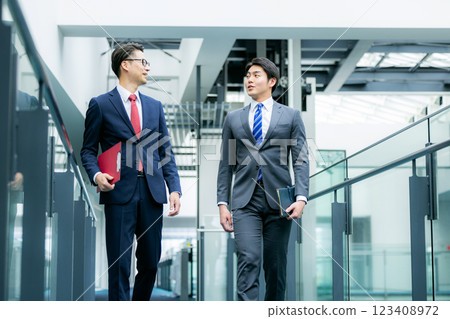 Businessman walking in the office corridor 123408972