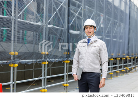 工人在建築工地工作 123409015