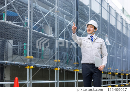 工人在建築工地工作 工人在建築工地工作 123409017