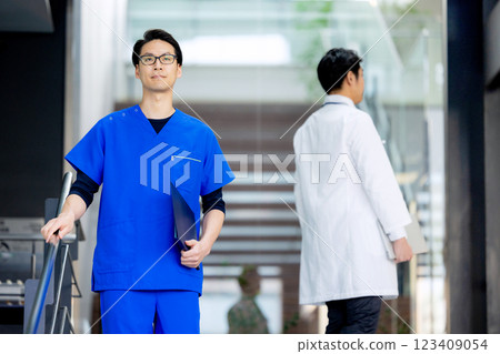 Young doctors and nurses working in hospitals Young doctors and nurses working in hospitals 123409054