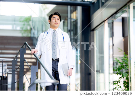 一件白色長袍的一位醫生 一件白色長袍的一位醫生 123409059