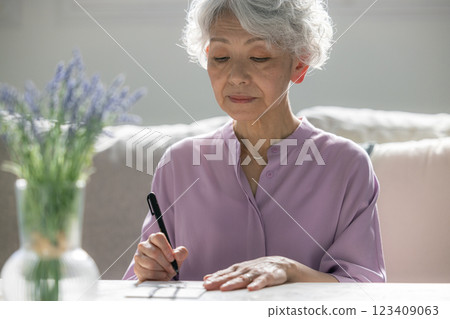 Senior woman writing a condolence gift 123409063