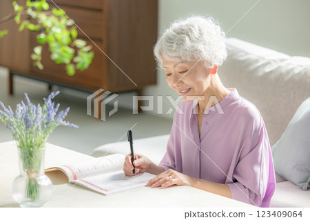 End of Life Senior Women 123409064