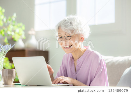 操作計算機的一位資深婦女 123409079