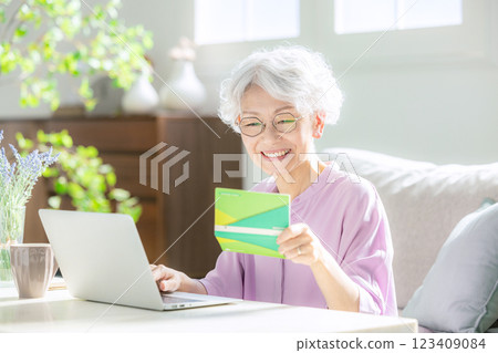 存摺、老年婦女、筆記型電腦 123409084