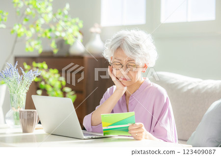 高級婦女擔心銀行存款餘額 123409087