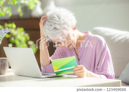 高級婦女擔心銀行存款餘額 123409088